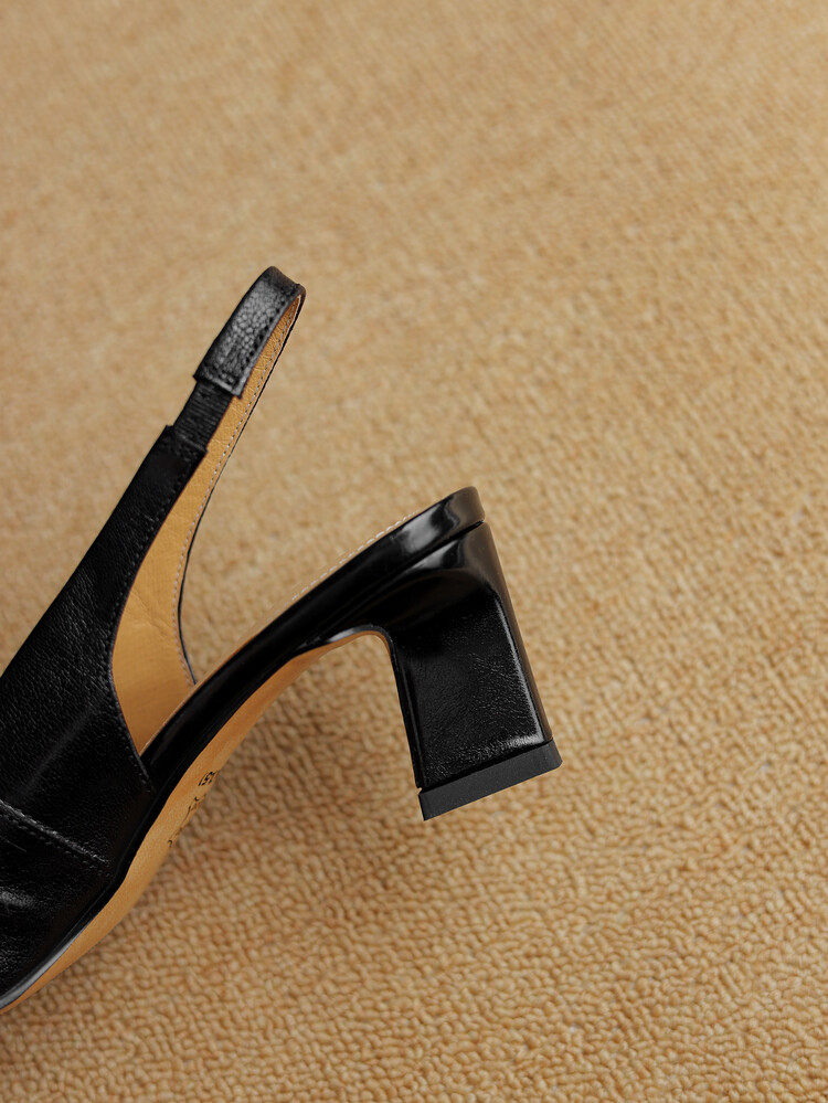 Black Pumps