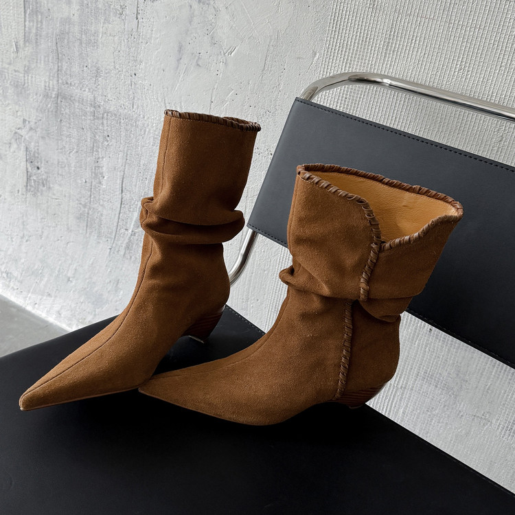 Pointed-toe Boots