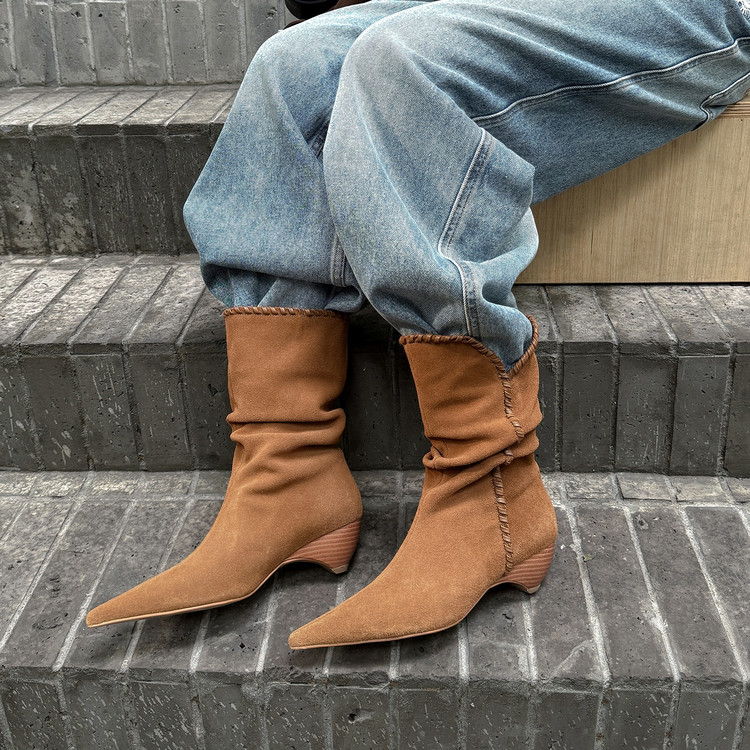 Pointed-toe Boots