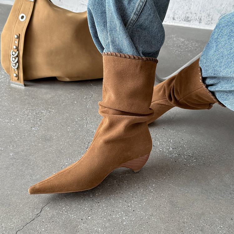 Pointed-toe Boots