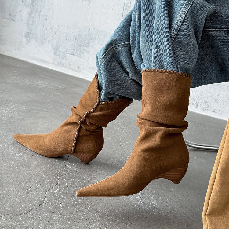 Pointed-toe Boots