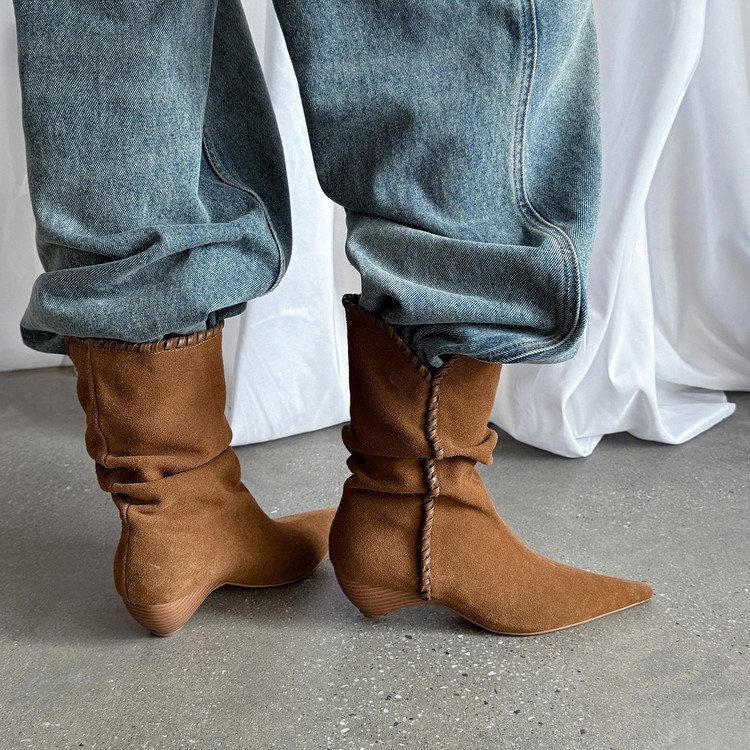 Pointed-toe Boots