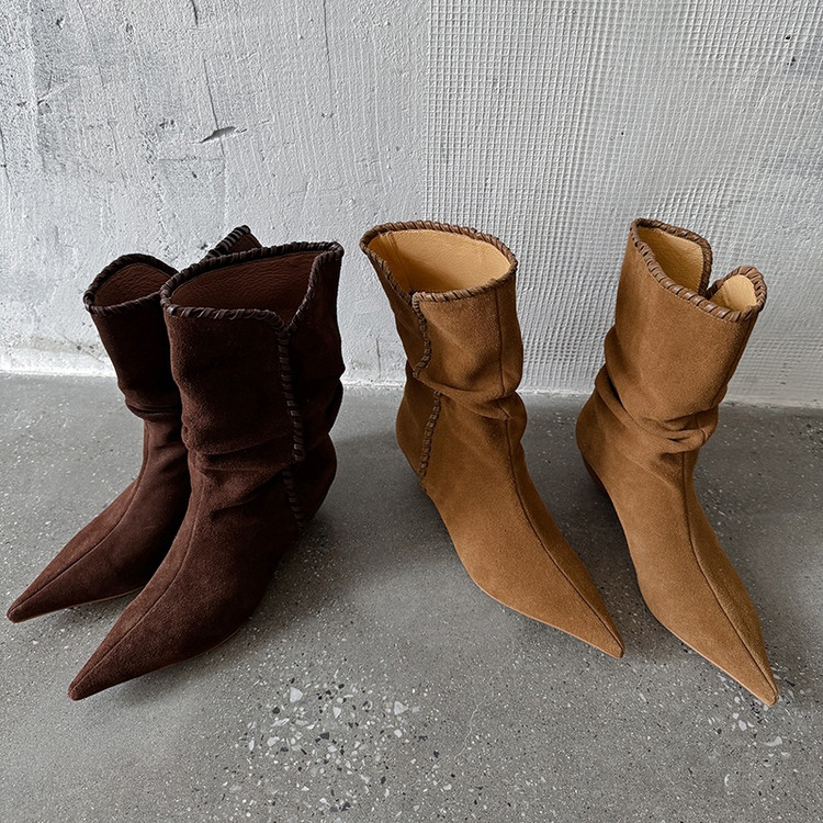 Pointed-toe Boots