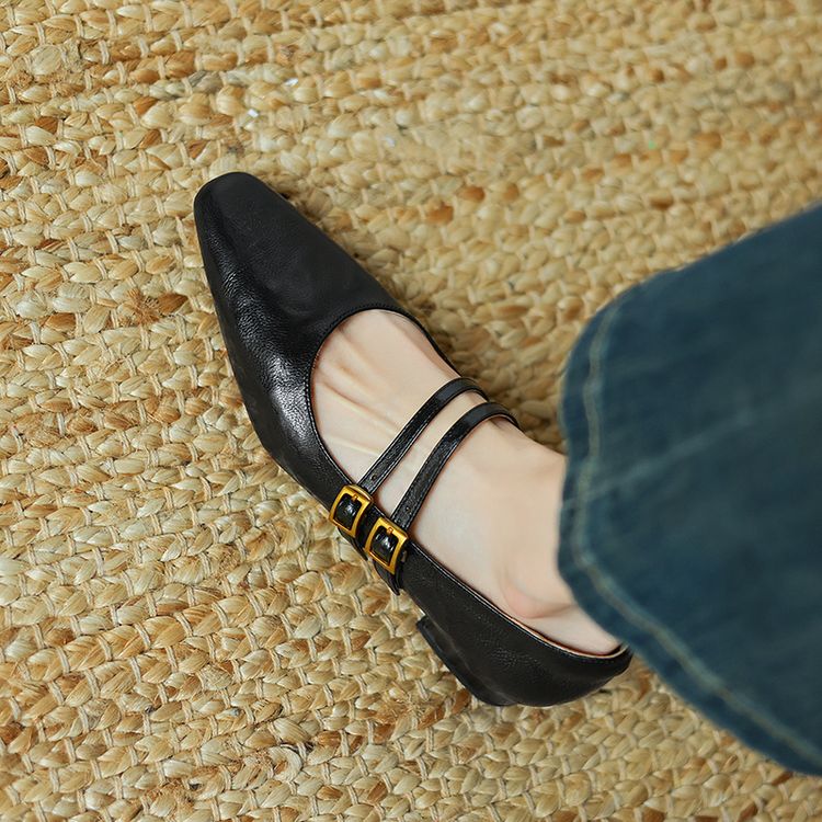 Black Pointed-toe Flats