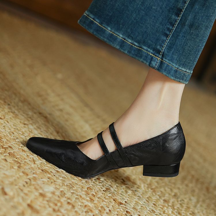 Black Pointed-toe Flats