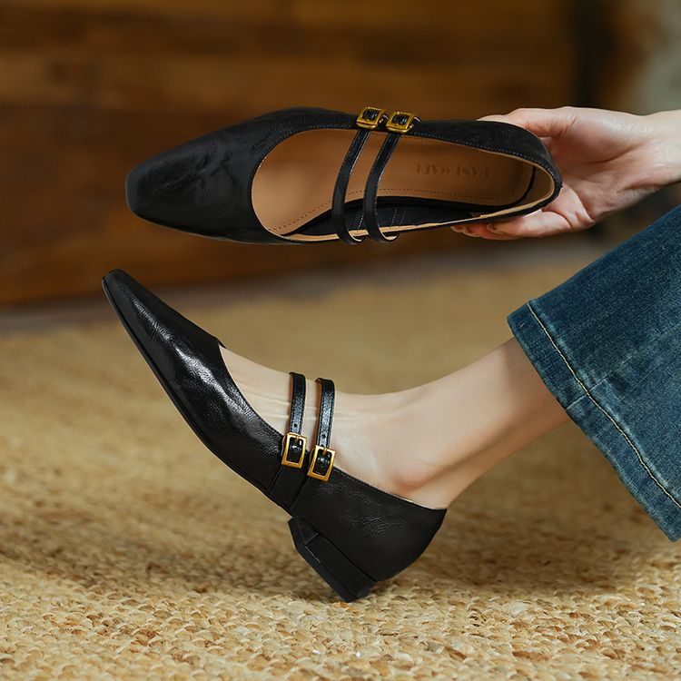 Black Pointed-toe Flats