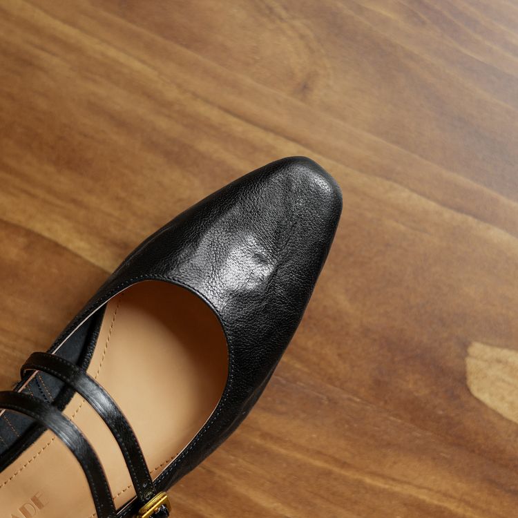 Black Pointed-toe Flats