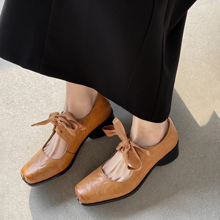 Bow laces pump shoes