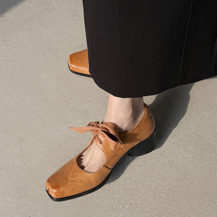 Bow laces pump shoes