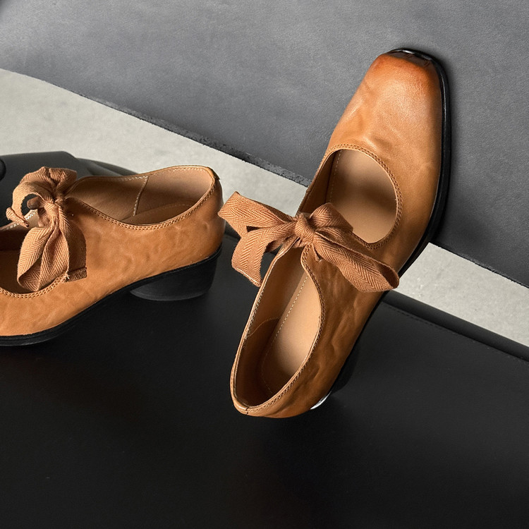 Bow laces pump shoes